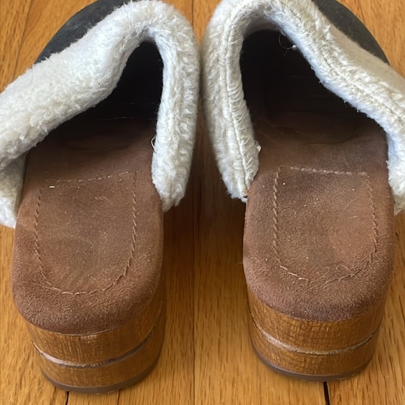 EUC Woman’s Size 9 White Mountain Black Suede Slide Clog Faux Fur Slip On Shoe - Picture 3 of 5
